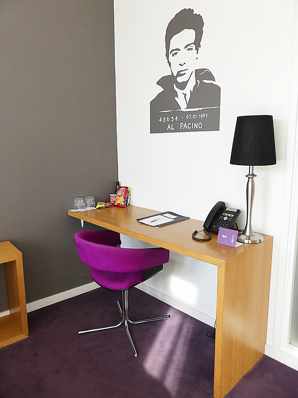 部屋のなかはすっきりモダンなインテリア