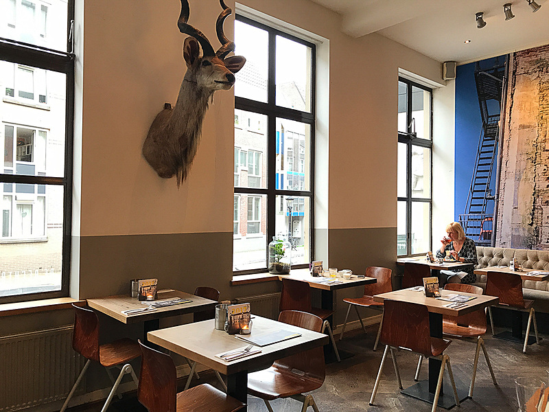 朝食は宿泊者でなくても13.5ユーロで食べられるようです