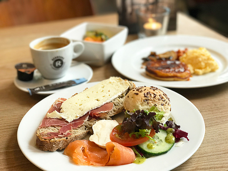朝食は宿泊者でなくても13.5ユーロで食べられるようです