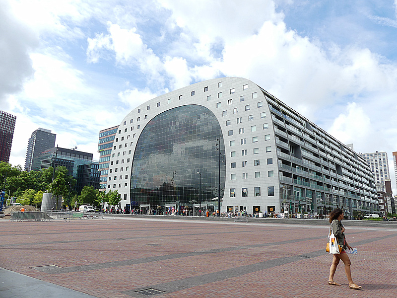 ちょっと離れてみると巨大さが分かります