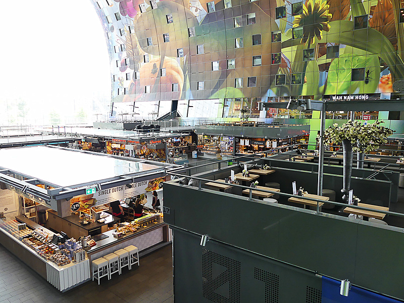 食品売り場のほかにカフェも充実。とにかく飽きない！