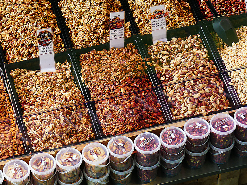 香辛料、魚介、精肉……といろいろ売っている