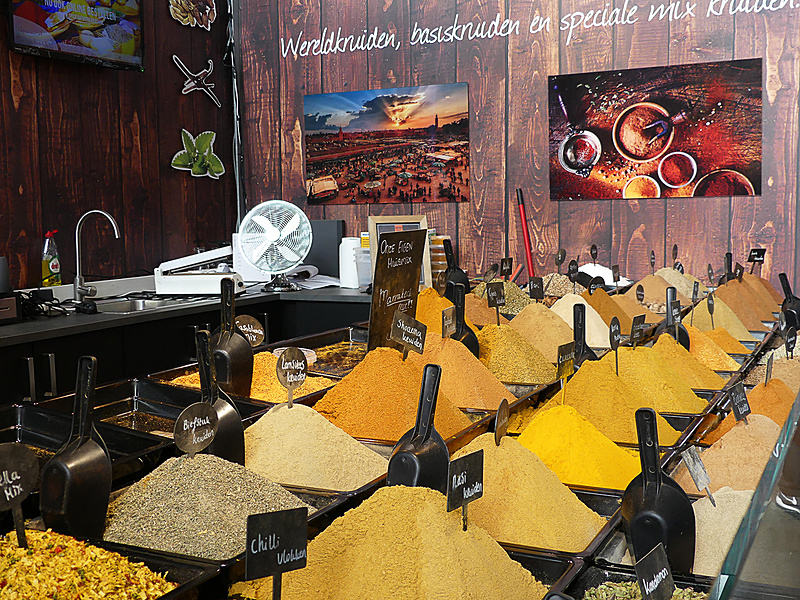 香辛料、魚介、精肉……といろいろ売っている