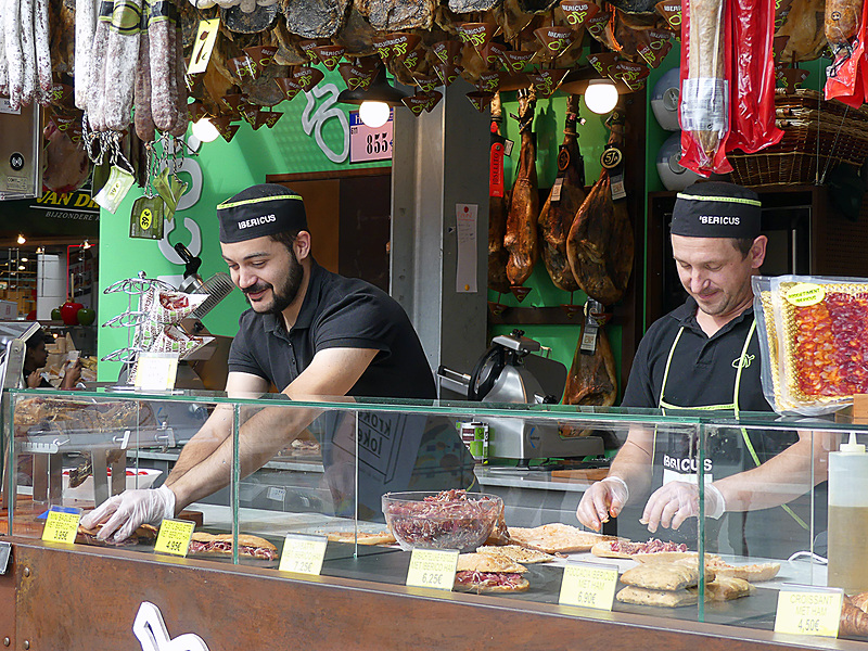 香辛料、魚介、精肉……といろいろ売っている