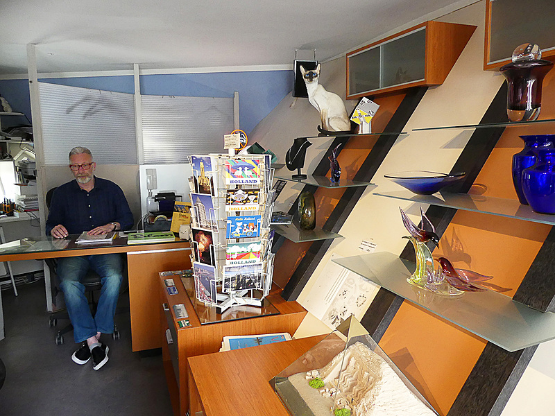 座っているのがこの部屋のオーナーさん