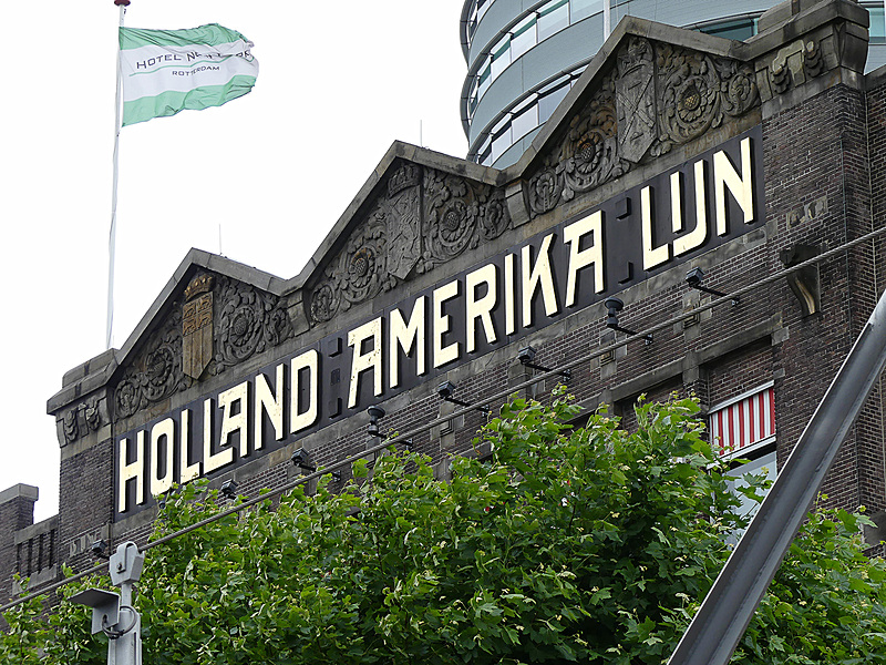 「Holland America Lijn」という文字に歴史を感じる