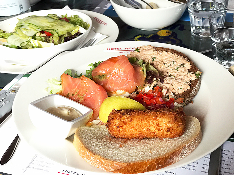 食べきれないほど出てきた。コロッケがオランダっぽい