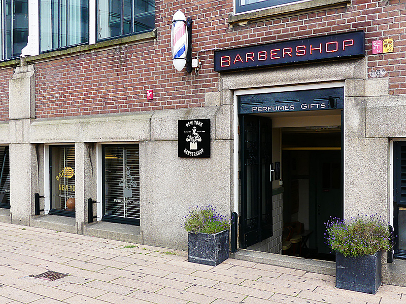 1階にレトロな床屋さんがある