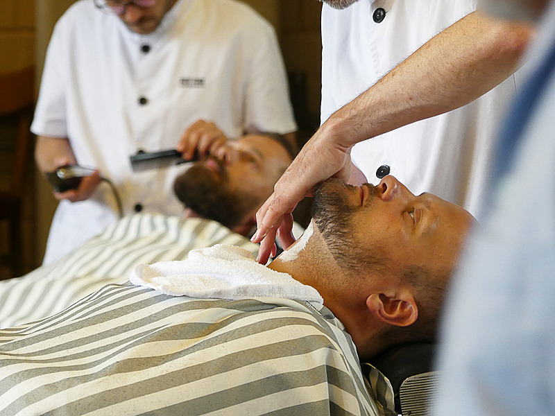 古きよき時代のバーバーといった雰囲気。かつての船乗りや乗客もこうしてすっきりとヒゲを剃って航海に出たのでありましょう