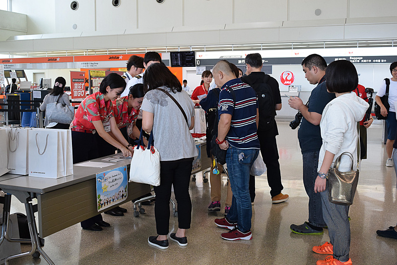 特設カウンターで受け付けをするファンたち