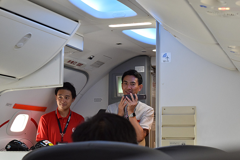 日本トランスオーシャン航空株式会社 代表取締役社長の丸川潔氏も同乗。喜びを語った