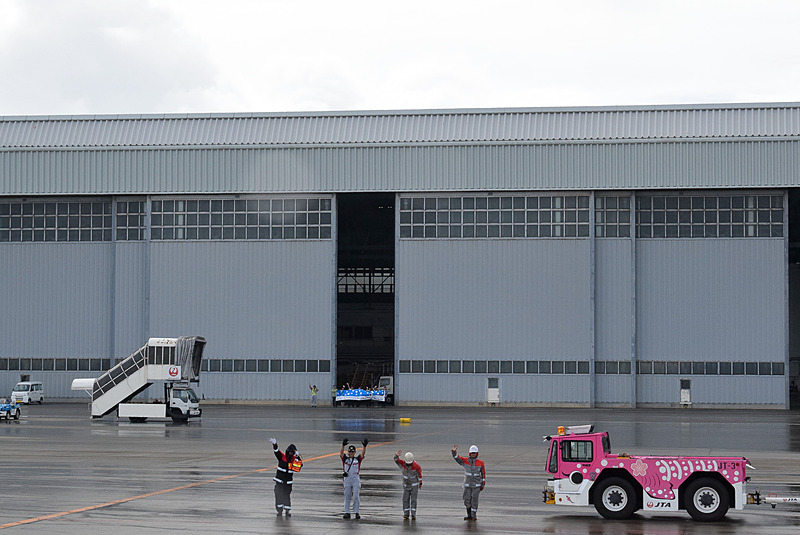 写真奥の格納庫前でジンベエ模様の横断幕を掲げている