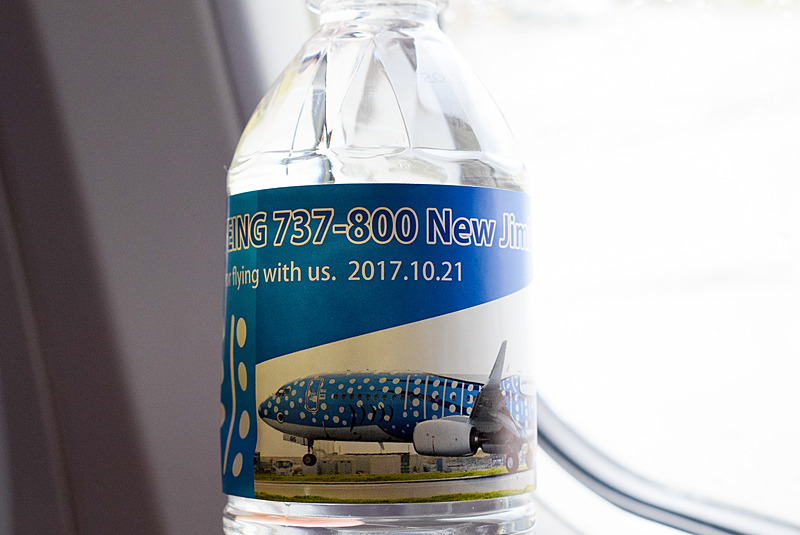 ジンベエジェットの写真入りラベルのミネラルウオーター