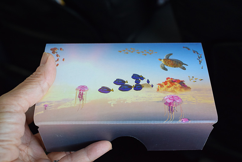 美しいイラストが描かれた特製のVRメガネ