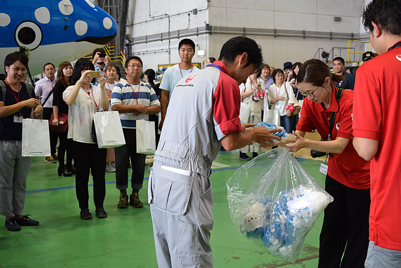 クイズ大会のプレゼント進呈式。1位のチームにはしろたんジンベエのぬいぐるみがプレゼントされた