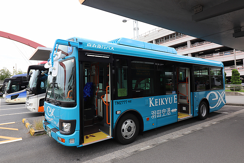 京急EXインのイメージカラーである青が全面に使われたラッピングバス