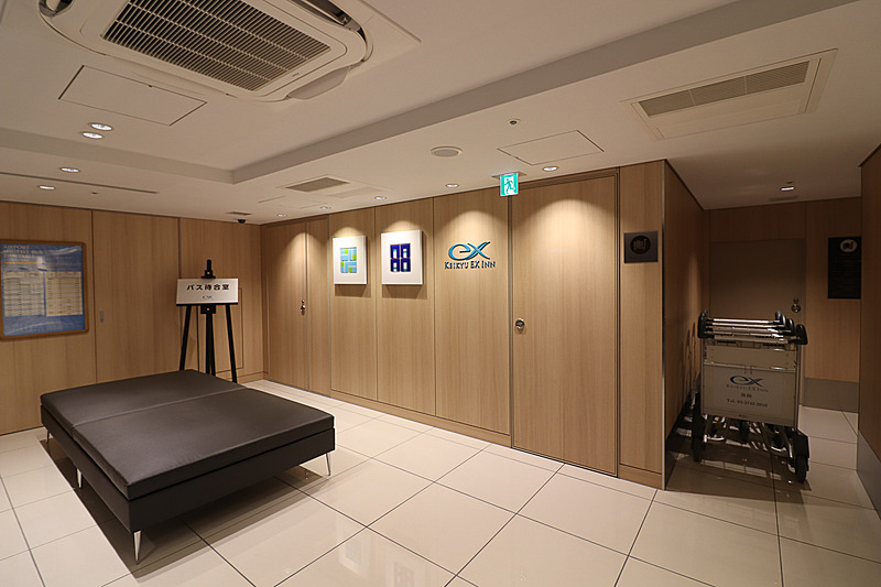 広いバス待合室にはカートも用意