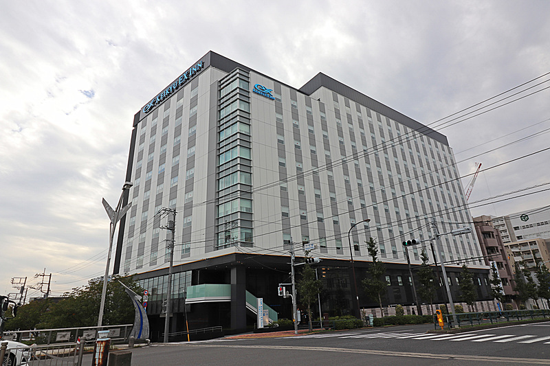 地下1階、地上10階建て。客室は2階から10階に設置されている