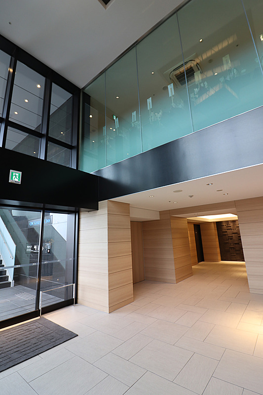 エントランスホールは1階にあり、エレベーターで2階フロントへ