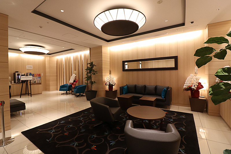 天井の高いフロント前のラウンジ