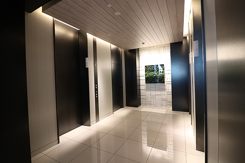 大型のエレベーターを3台設置