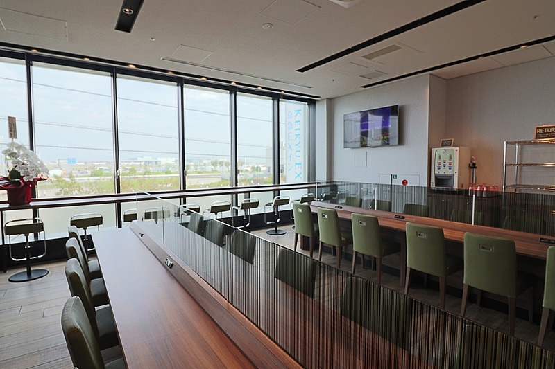 広々した朝食スペースは早朝5時から10時までオープン