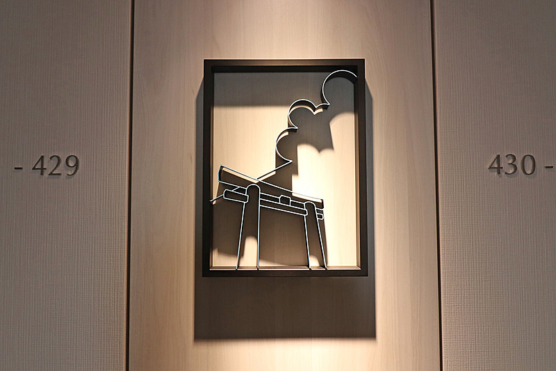 エレベーターホールには各階でデザインの違うアートが飾られている