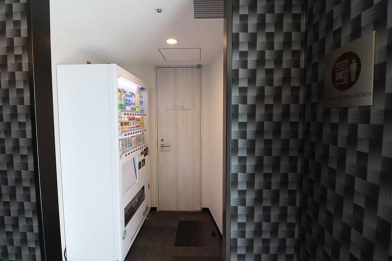 ズボンプレッサーと自販機は各フロアに用意