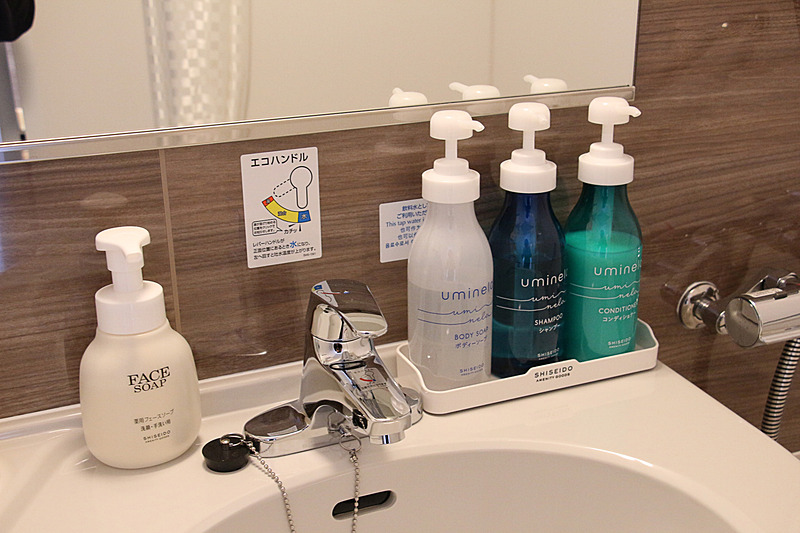 ユニットバスに設置されたアメニティ類。マイナスイオンドライヤーも常備