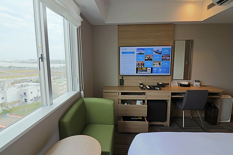 部屋によっては羽田空港を存分に見渡すこともできる