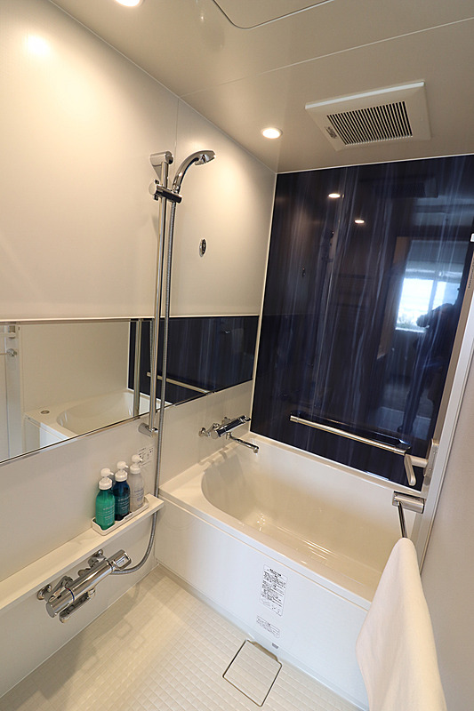 家庭用の浴室のような広々した浴室