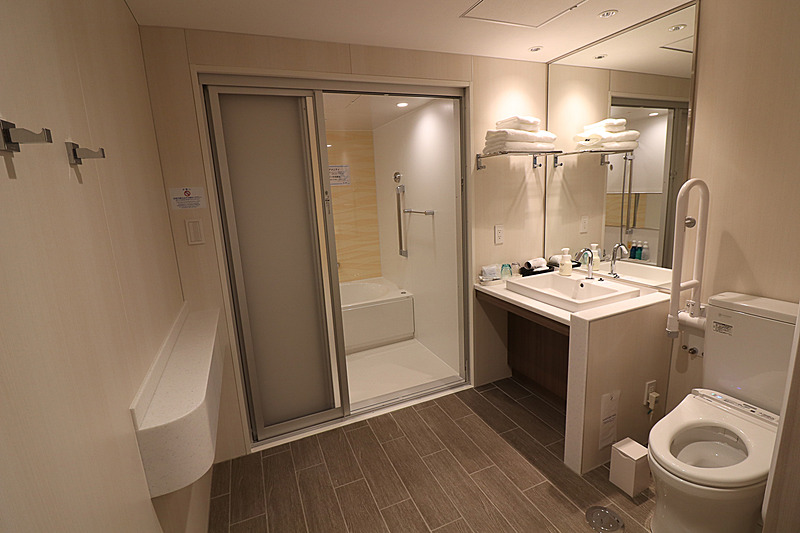 トイレ、洗面台、浴室が車椅子でも使いやすくなっている