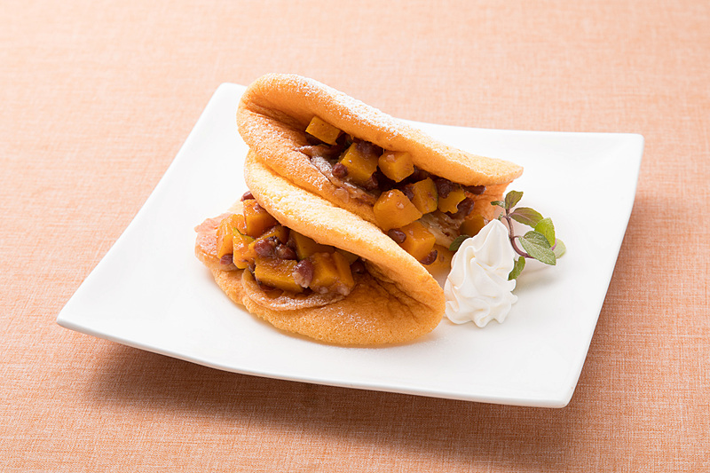 上河内SA（下り）で販売する「いとこ煮 れんこんオムレット ～私のいとこはかぼちゃとあんこ！～」（400円）