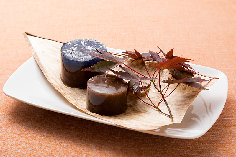 那須高原SA（下り）で販売する「2種類の羊羹 ～もみじ添え～」（540円）