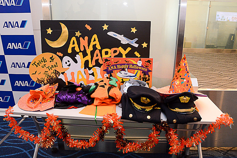 搭乗口に用意された子供用のパイロット、CAの制服と、機体まわりに描かれた水絵の様子（写真は2015年）