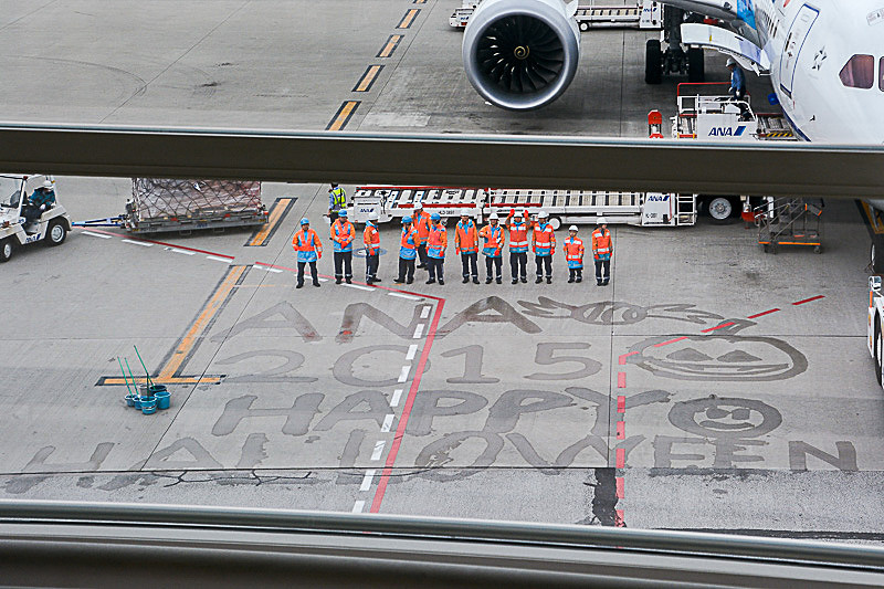 搭乗口に用意された子供用のパイロット、CAの制服と、機体まわりに描かれた水絵の様子（写真は2015年）