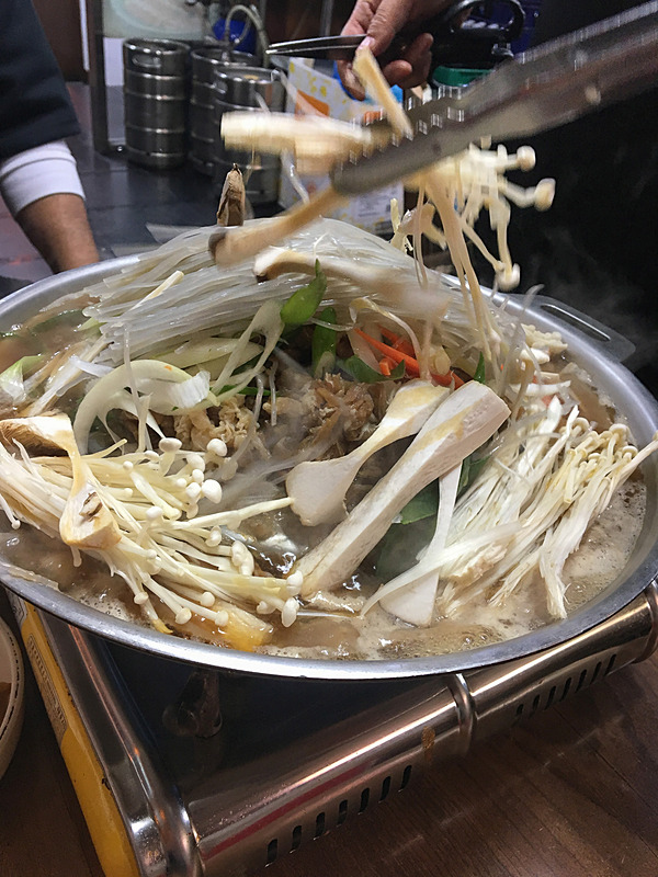 きのこたっぷりのヘルシーなプルコギ。炭水化物食べてないから大丈夫だよねと励まし合う私たち