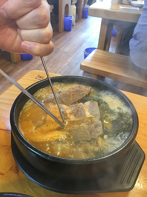 牛骨スープ。お肉たっぷり付いてました！　こちらはピリ辛