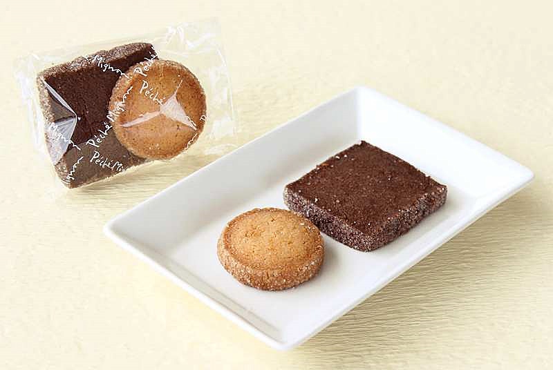 伊丹～函館線の機内で10月29日～11月30日に提供するペシェ・ミニョンの「サブレココとショコラオサブレのセット」