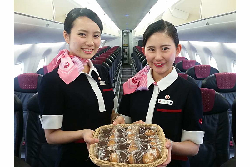 伊丹～函館線の機内で10月29日～11月30日に提供するペシェ・ミニョンの「サブレココとショコラオサブレのセット」