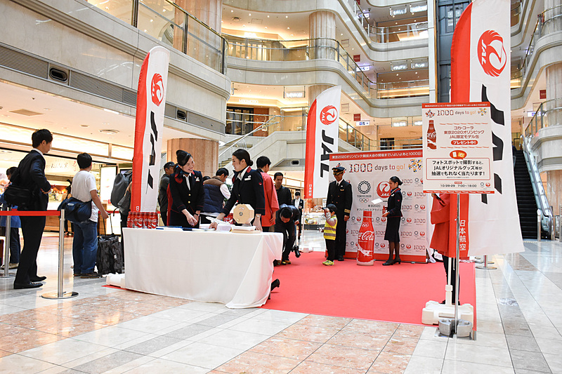JALが羽田空港でオリンピック・パラリンピックの開催1000日前装飾を開始