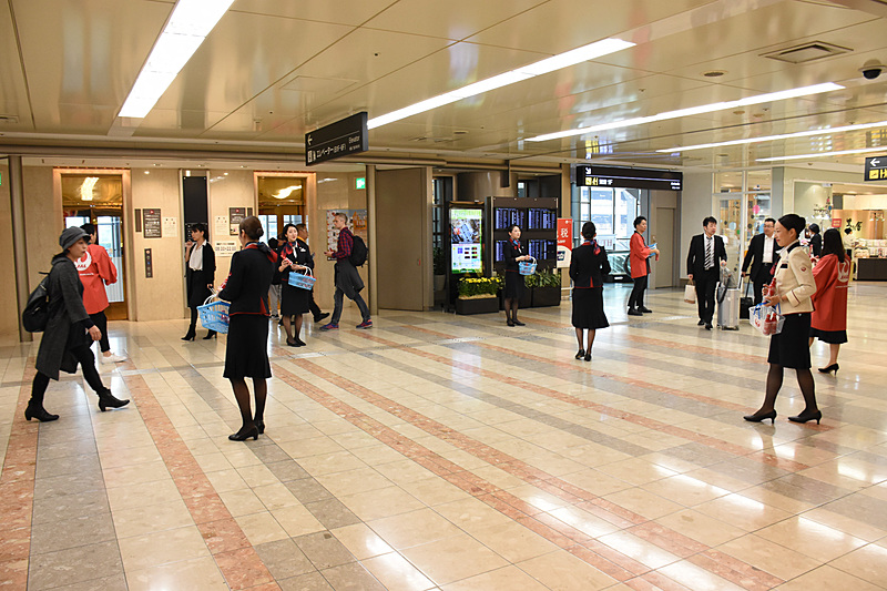 イベントスペース周辺ではJALオリジナルのコカ・コーラ缶を配布