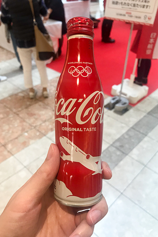 JALオリジナルのコカ・コーラ缶（250mL）