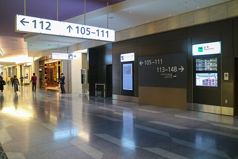 ラウンジの入口は112番ゲート前にある
