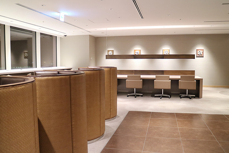 階段を上がった5階がエコノミークラスの乗客が利用できるスペース