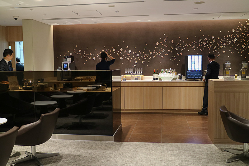 階段を上がった5階がエコノミークラスの乗客が利用できるスペース