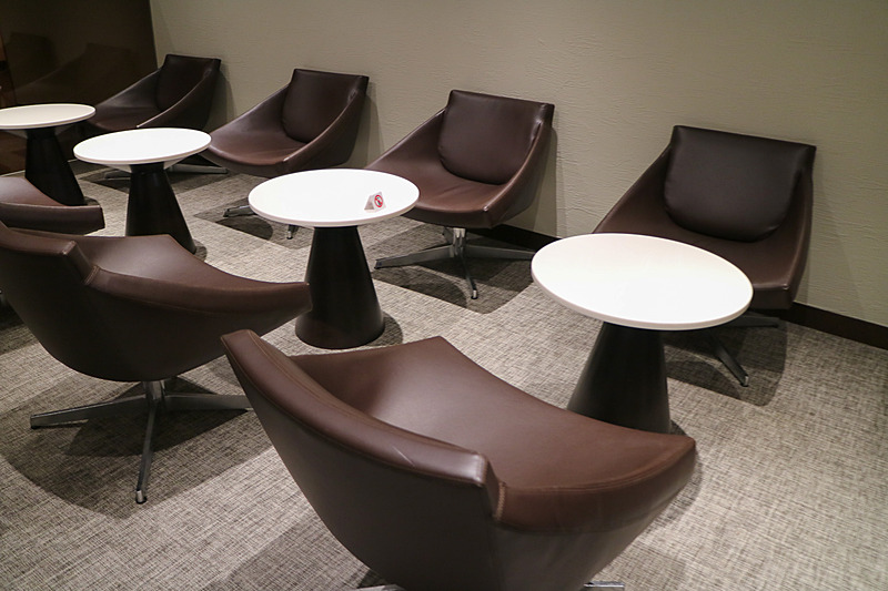 階段を上がった5階がエコノミークラスの乗客が利用できるスペース