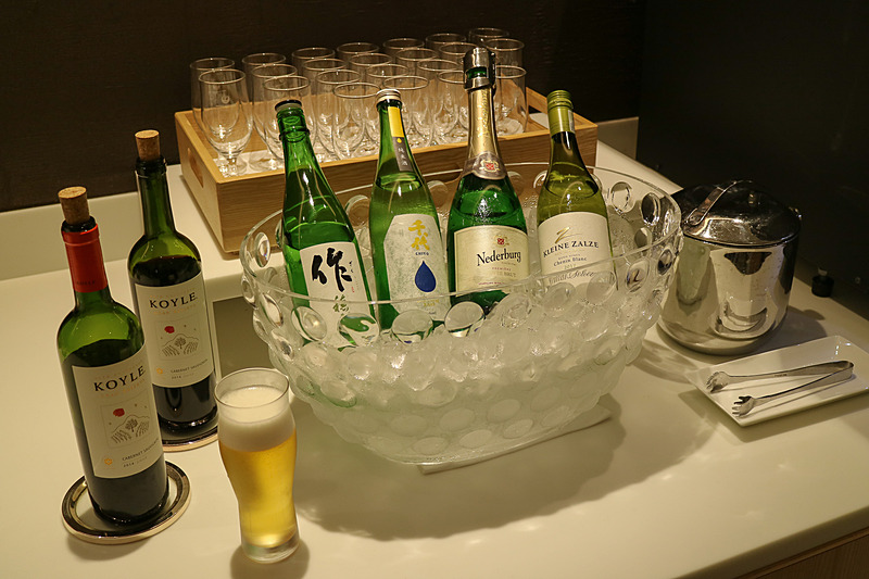 アルコール類はワインや日本酒を用意。ビールはセルフのサーバーを備えている