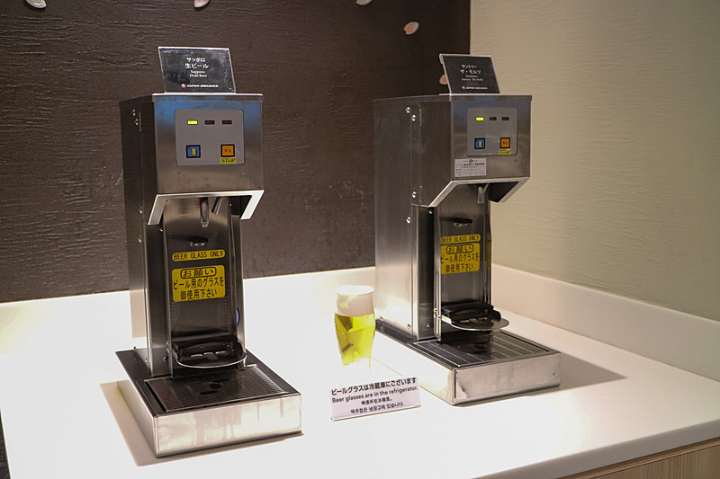 アルコール類はワインや日本酒を用意。ビールはセルフのサーバーを備えている