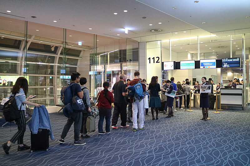 JL041便は112番ゲートで2時25分から搭乗開始